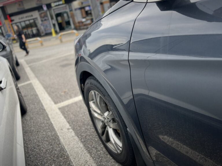 휴게소에서 찍은 타이어 사진