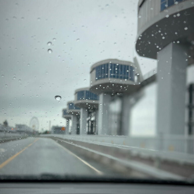 타이어 테스트를 할 수 있도록 비가 내리는 삽교호